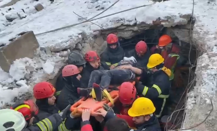 38 yaşındaki kadın enkazdan sağ çıkarıldı
