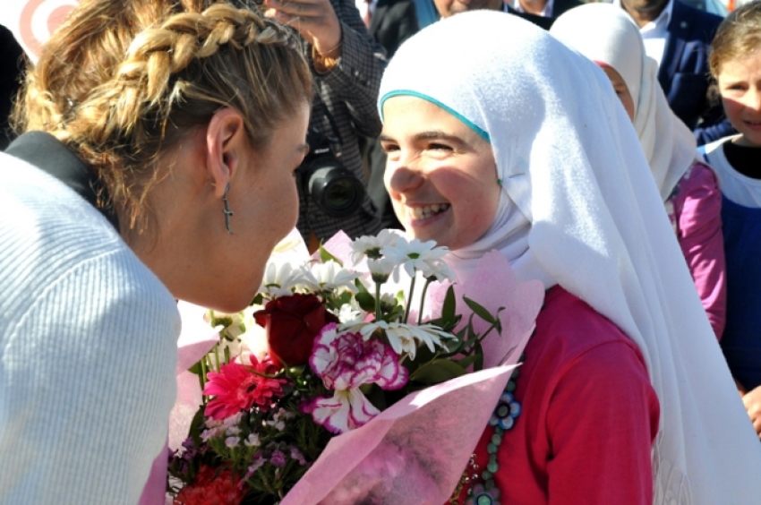 Mülteci çocuklara Gülben Ergen sürprizi