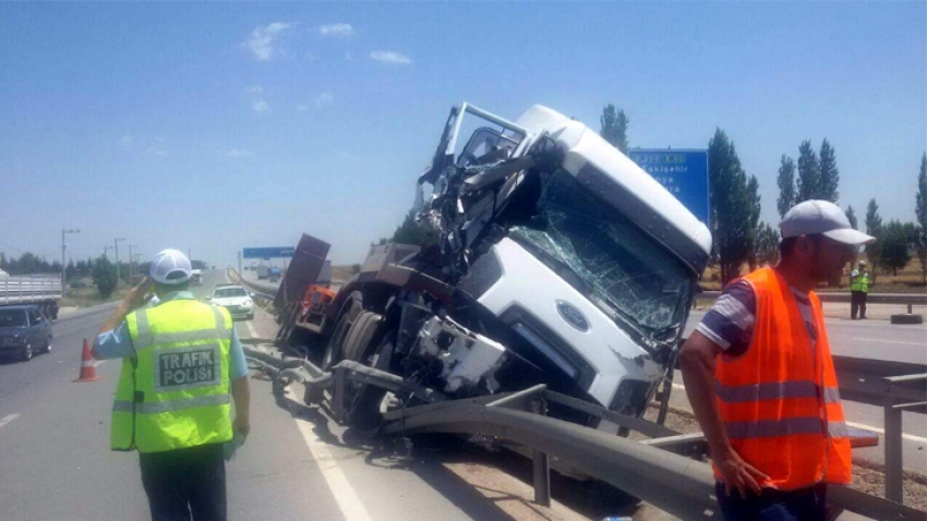 TIR orta refüje devrildi, yakında çalışan işçiler ölümden kıl payı kurtuldu