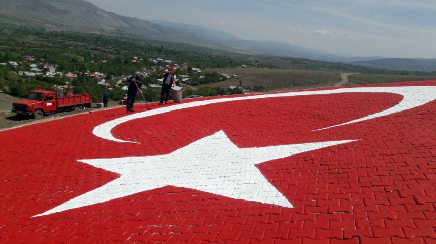 660 metrekarelik dev Türk bayrağı