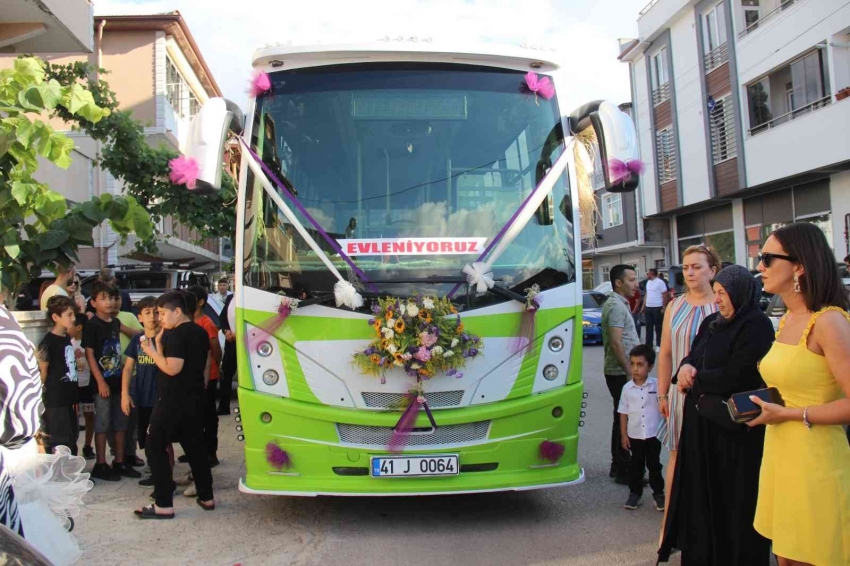 Halk otobüsü gelin arabası oldu