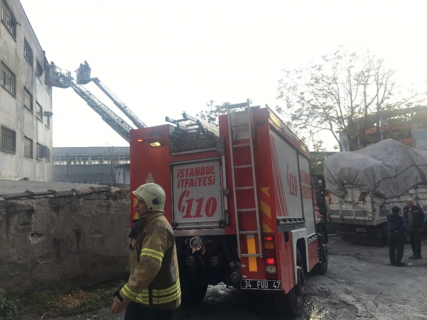 Zeytinburnu’nda elektronik malzeme fabrikasında yangın