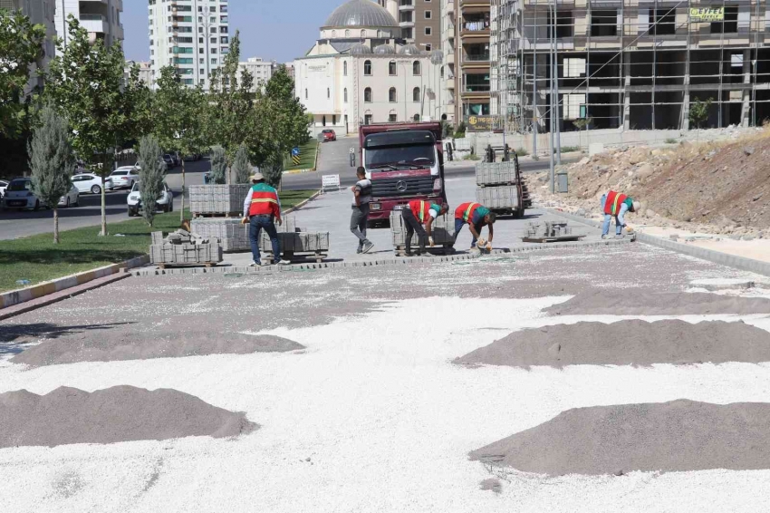 Üst yapı çalışmalarıyla yollar yenileniyor