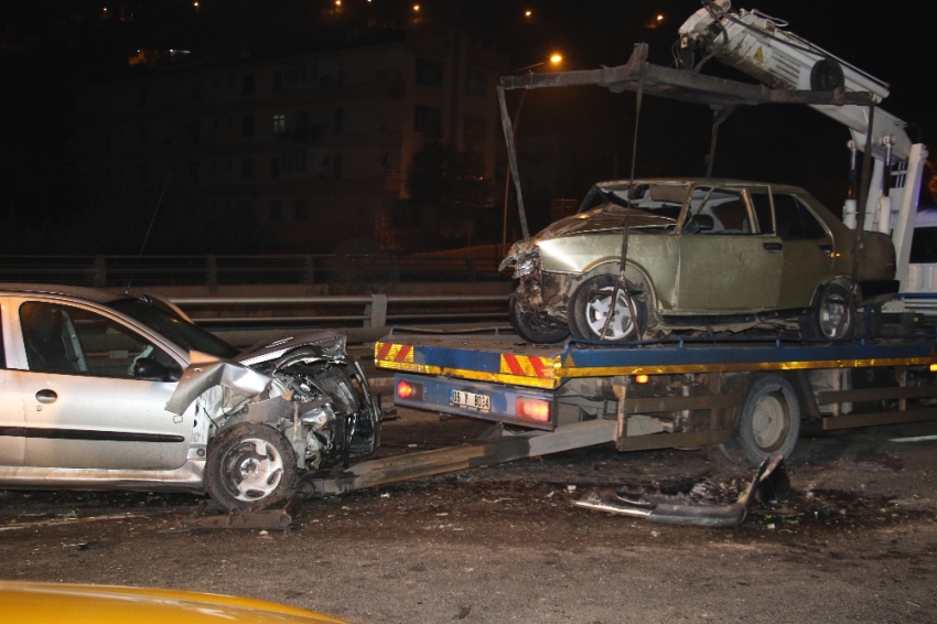 Bulvara tersten giren araç dehşet saçtı: 4 yaralı