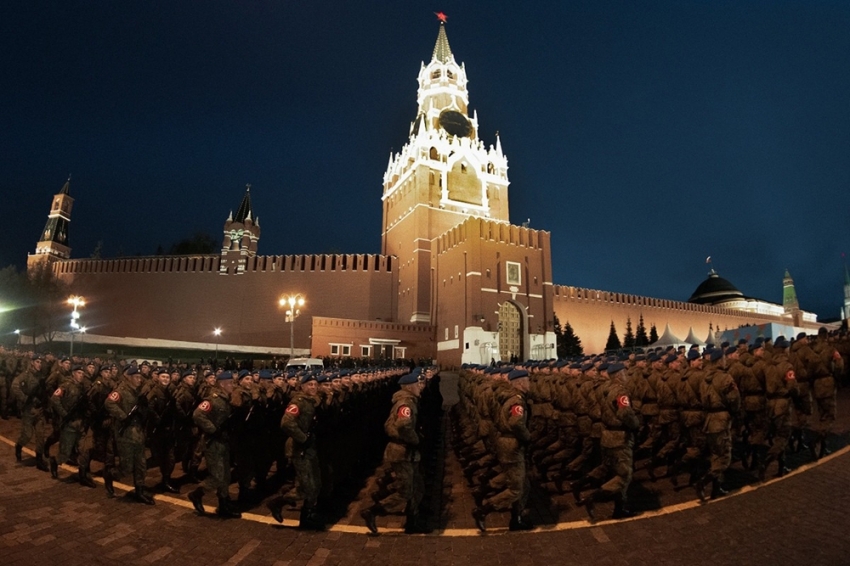 Rus ordusu gece yarısı Kızıl Meydan’da prova yaptı