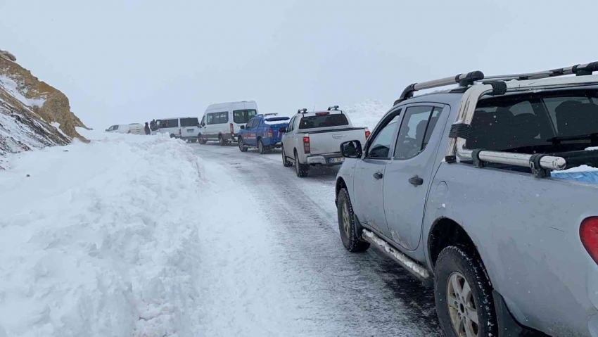  196 yerleşim yerinin yolu ulaşıma kapandı