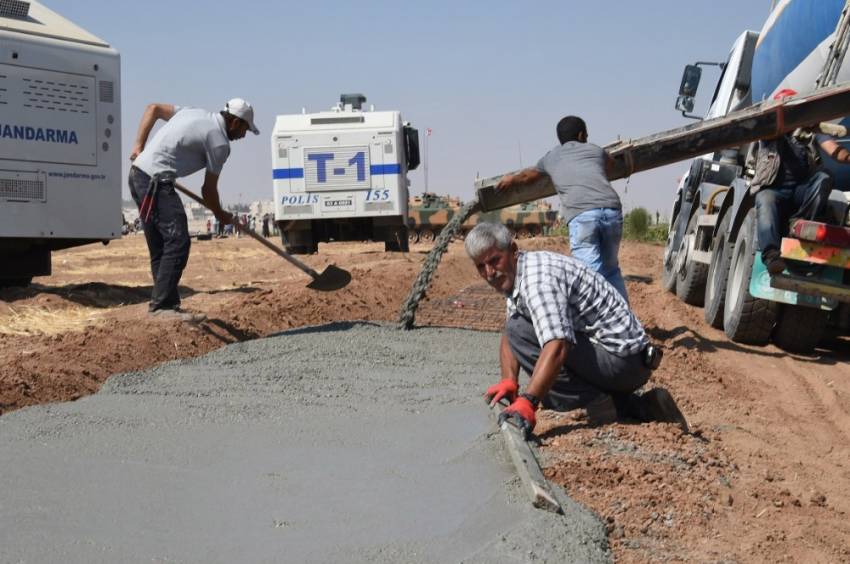 Sınırdaki güvenlik duvarı çalışmaları hızlandı