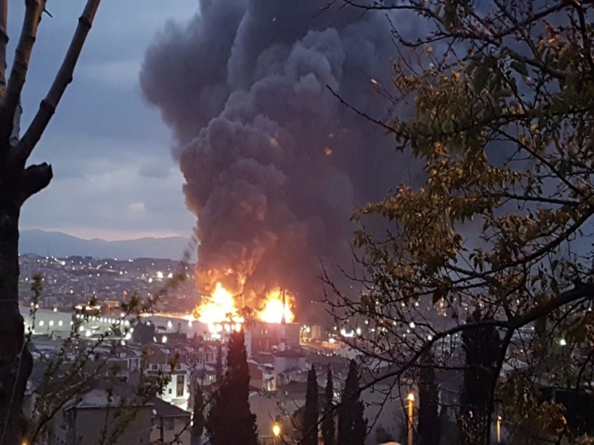 Sünger Fabrikası alevlere teslim oldu