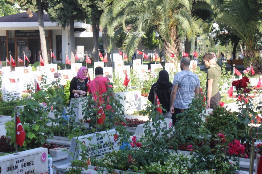 Edirnekapı Şehitliği’nde buruk bayram