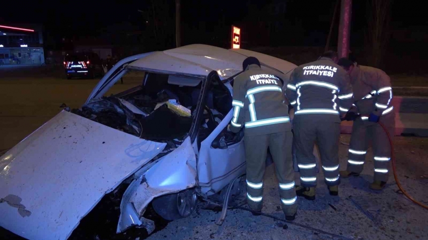 Hurdaya dönen otomobilde sürücü sıkıştı, ekipler zamanla yarıştı