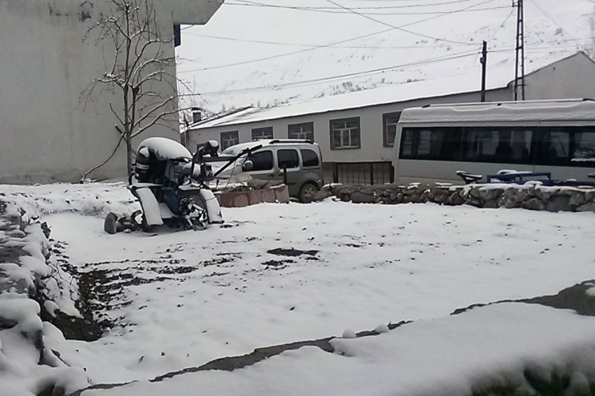 Vatandaşlar sıcak hava beklerken karla karşılaştı