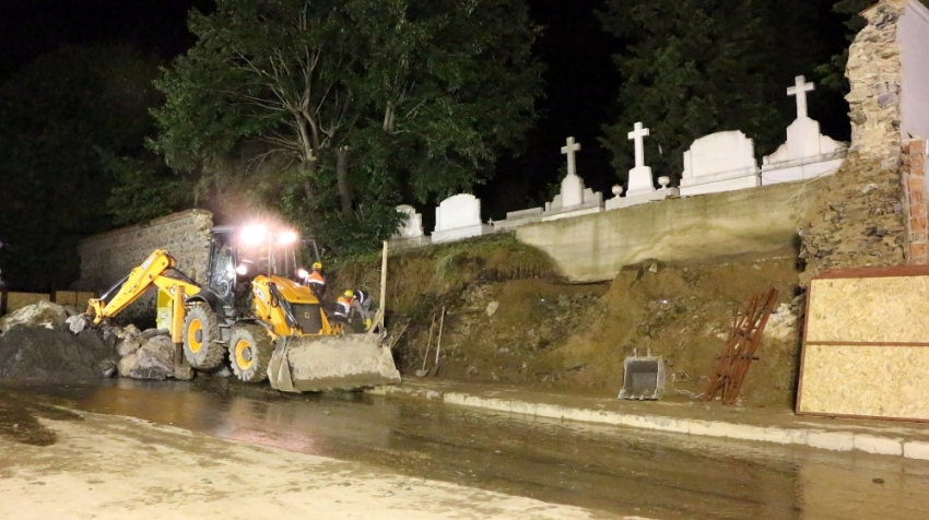 İstanbul’da Ermeni mezarlığının duvarı çöktü