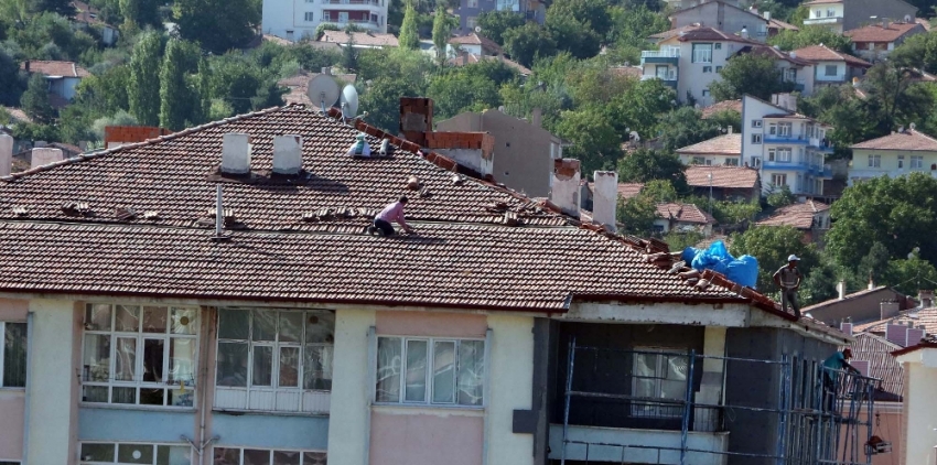 İşçilerin çatıdaki tehlikeli çalışması kamerada