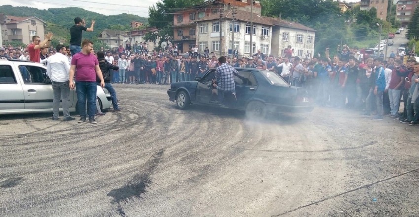 Drift atan gençlerin tehlikeli şovu