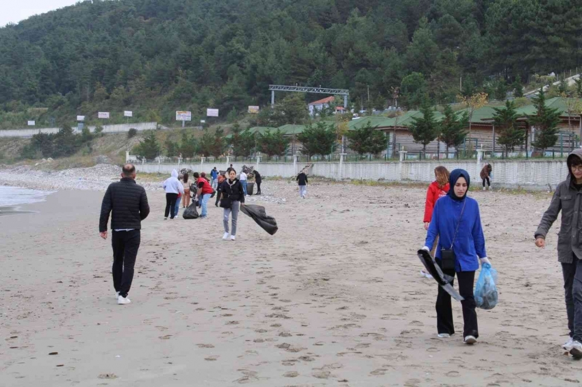 Çevre bilinci için atıklardan ağaç figürü