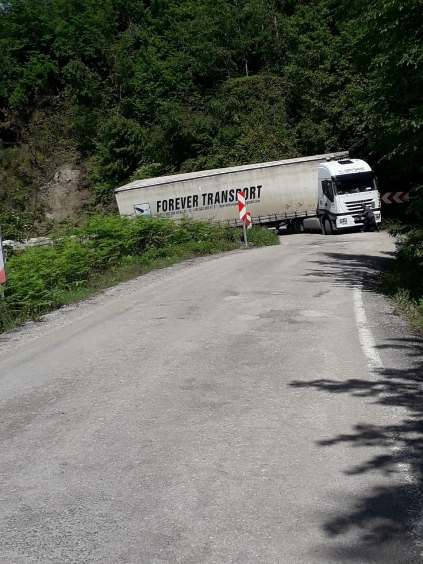 Virajı alamayan tır, yolu ulaşıma kapattı