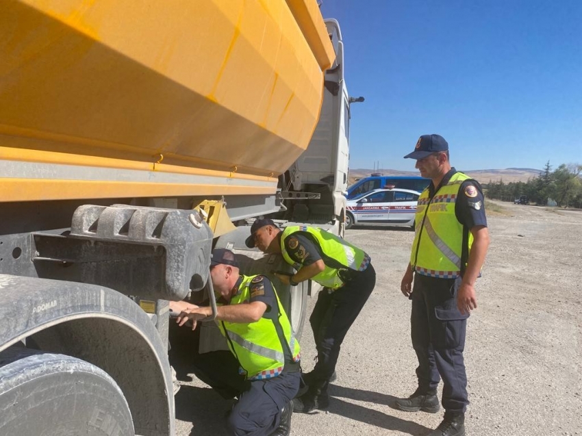 Jandarma servis araçları denetledi