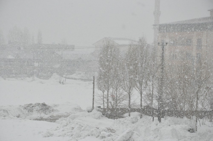 Yüksekova’da yoğun kar yağışı