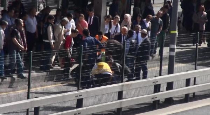 Metrobüs yoluna düşen kadını şoförün dikkati kurtardı