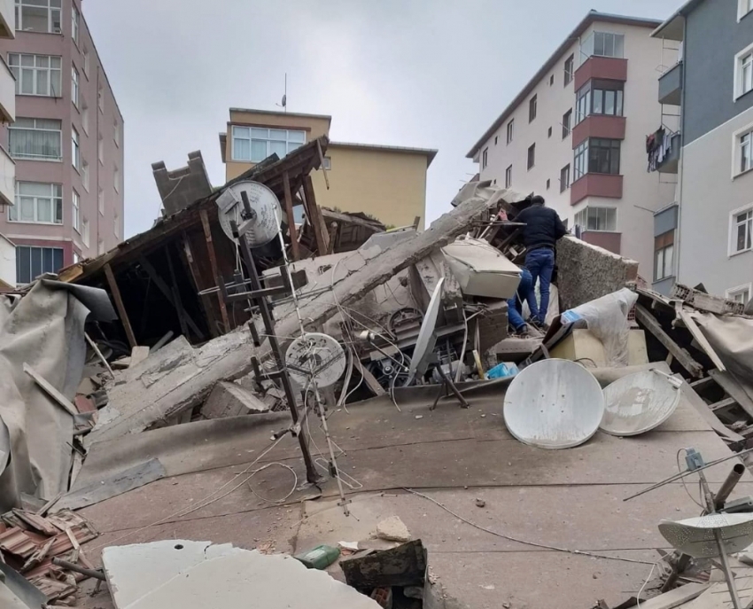 İstanbul’da 8 katlı bina çöktü