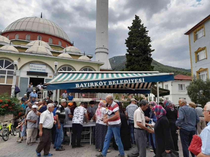 Başkan Yaman vatandaşlara aşure ikram etti