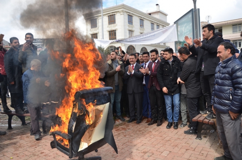 Başkan seçildi, ilk işi makam koltuğunu yakmak oldu