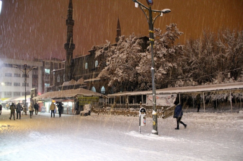 Ağrı’da kar yağışı sürüyor