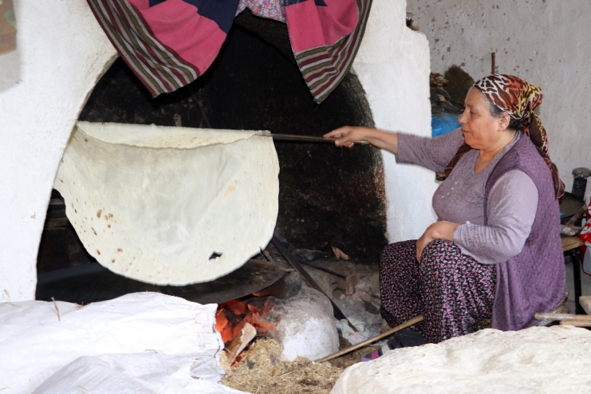 Yozgat’ta oklavalar kış sofraları için dönüyor