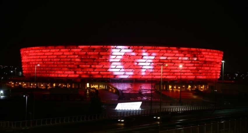 Bakü Olimpiyat Stadyumu'na Türk bayrağı yansıtıldı