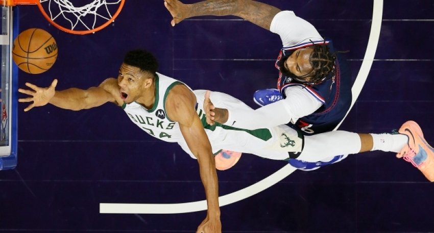 Bucks, 76ers'ı zirveden indirdi