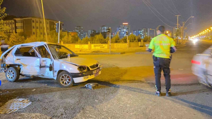 Kavşaktaki çarpışma sonucu otomobiller hasar aldı