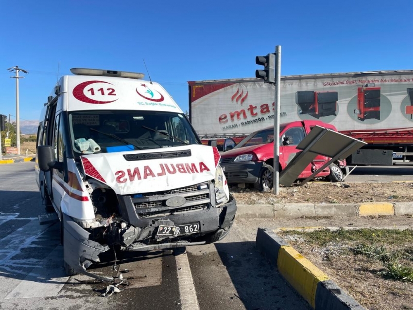 Ambulans ile hafif ticari araç çarpıştı: 1 ölü, 6 yaralı