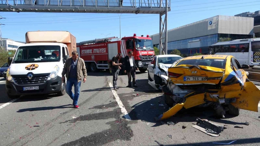 Kaputu açılan taksi zincirleme kazaya neden oldu