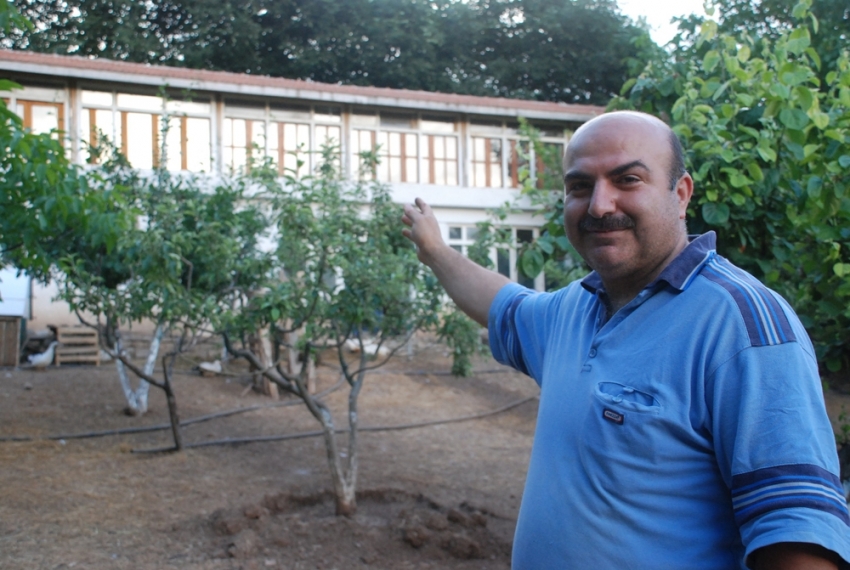 Kümes hayvanlarına iki katlı ev yaptırdı