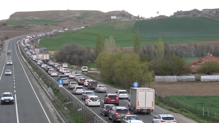 43 ilin geçiş noktasında trafik yoğunluğu: Sürücülerin dikkatsizliği kazaları da beraberinde getirdi
