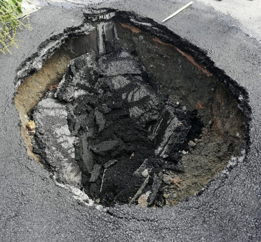 İçerenköy’de yol çöktü