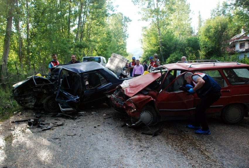 İki otomobil kafa kafaya çarpıştı: 1 ölü, 12 yaralı