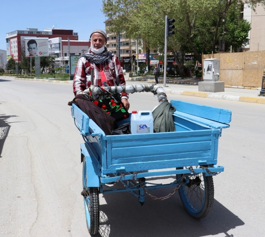 75 yaşındaki dede hamal arabasıyla sokağa çıktı