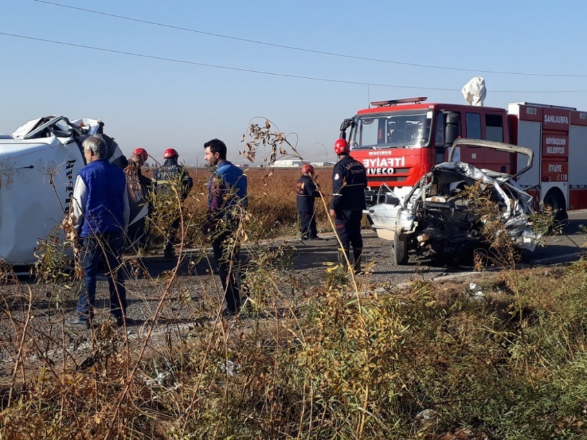 İşçileri taşıyan minibüs otomobille çarpıştı: 2 ölü, 18 yaralı