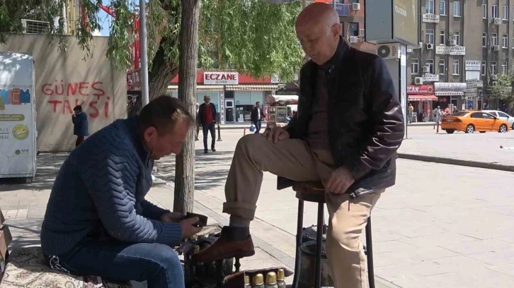 44 yıldır aynı yerde tezgah açıyor, çocuklarını ayakkabı boyayarak okuttu
