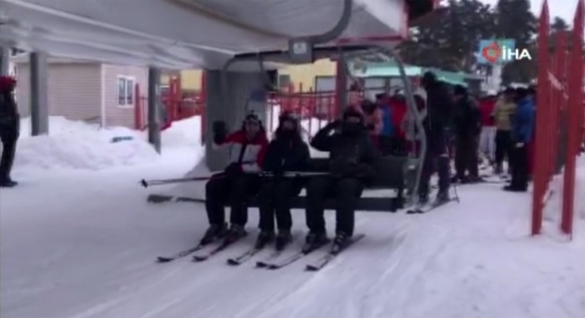 Elektrik kesilince kayakçılar telesiyejde mahsur kaldı