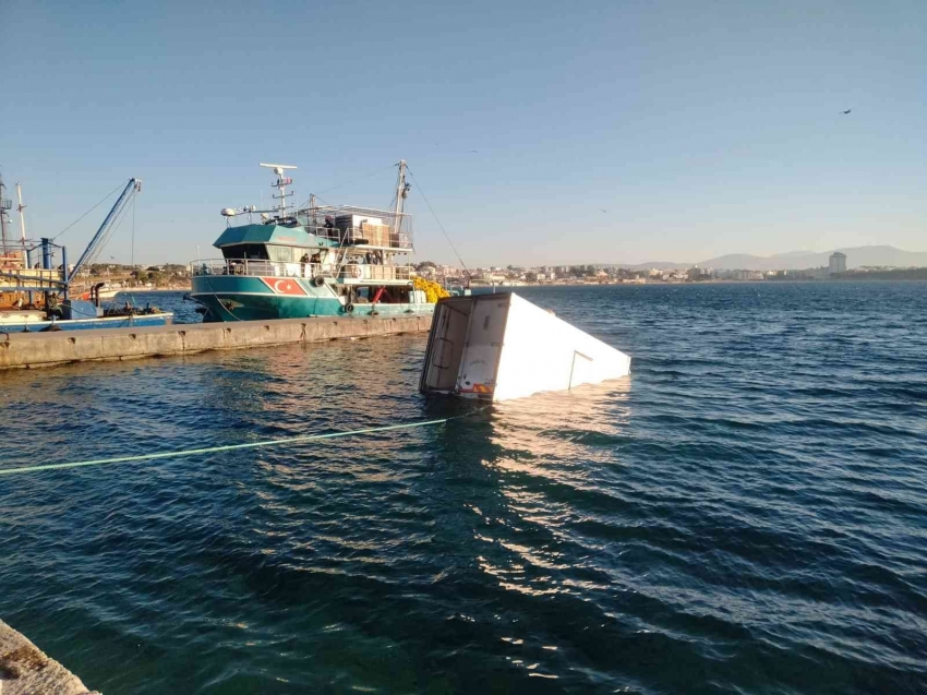 Balık almaya giden kamyonet denize uçtu