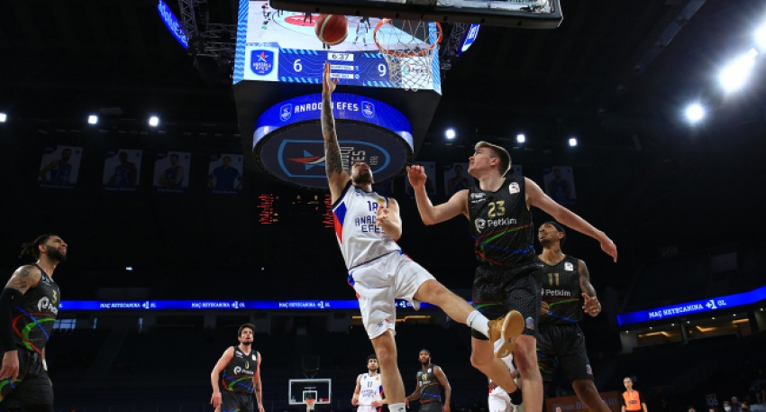 Anadolu Efes evinde galip