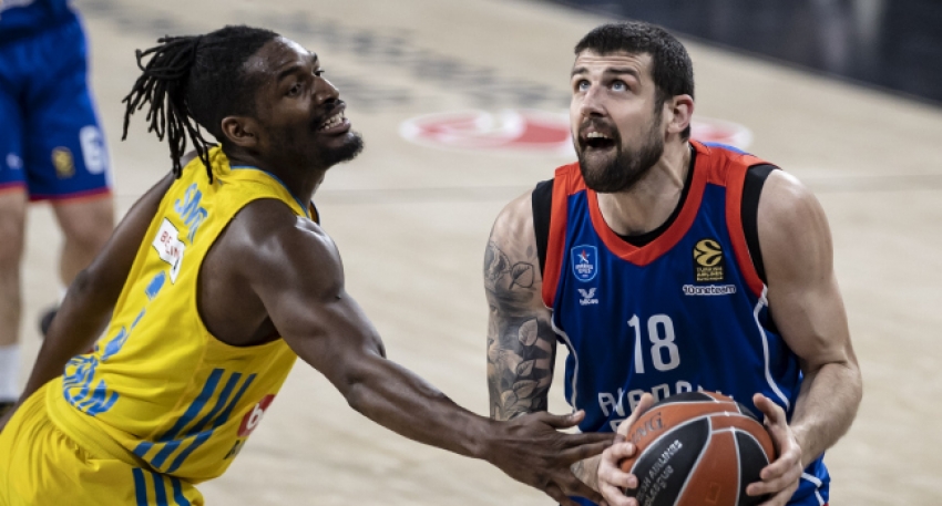 Anadolu Efes, play-off'u garantiledi