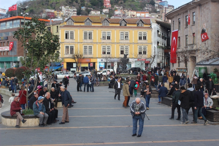 Kar beklerken parklara akın etti.