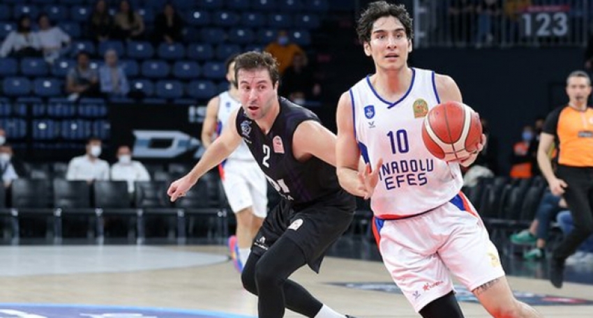 Anadolu Efes farklı kazandı