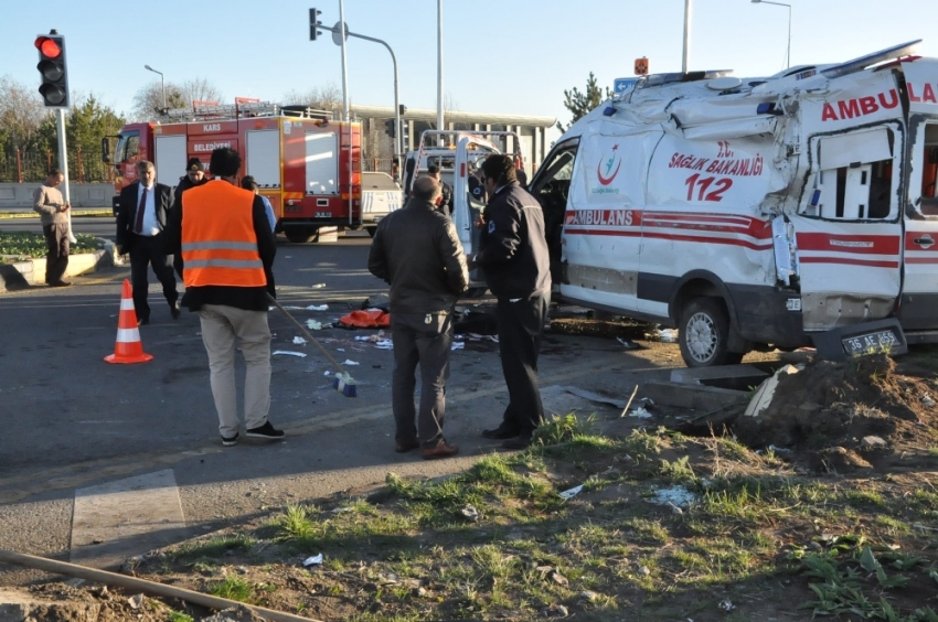 Ambulans ile otomobil çarpıştı: 2 ölü, 3 yaralı