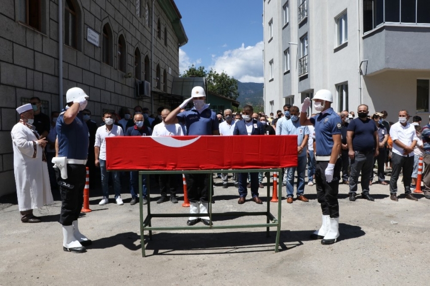 Boğularak ölen polis eşini kendi elleriyle toprağa koydu