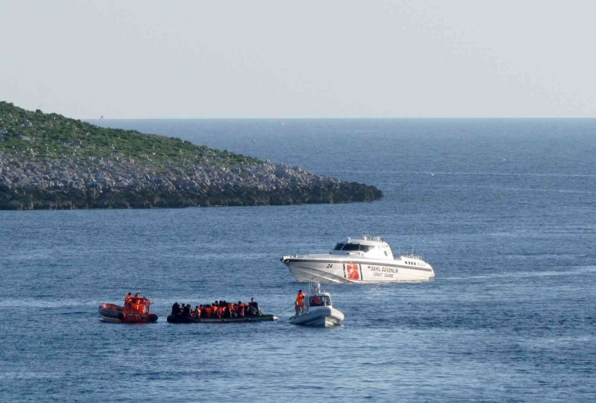 Çeşme açıklarında 52 göçmen kurtarılırken, 29 göçmen yakalandı