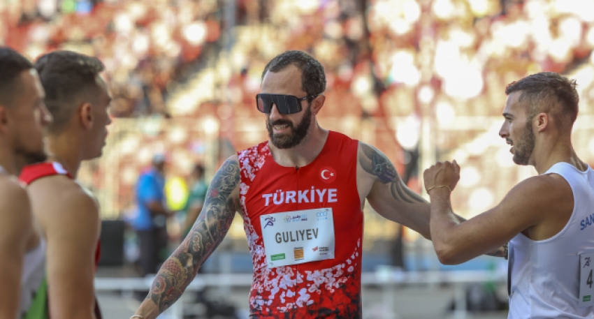 Erkekler 4x100 metrede gümüş madalya